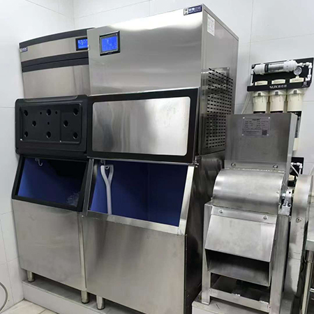 300公斤方塊制冰機和500公斤純雪花機交付使用